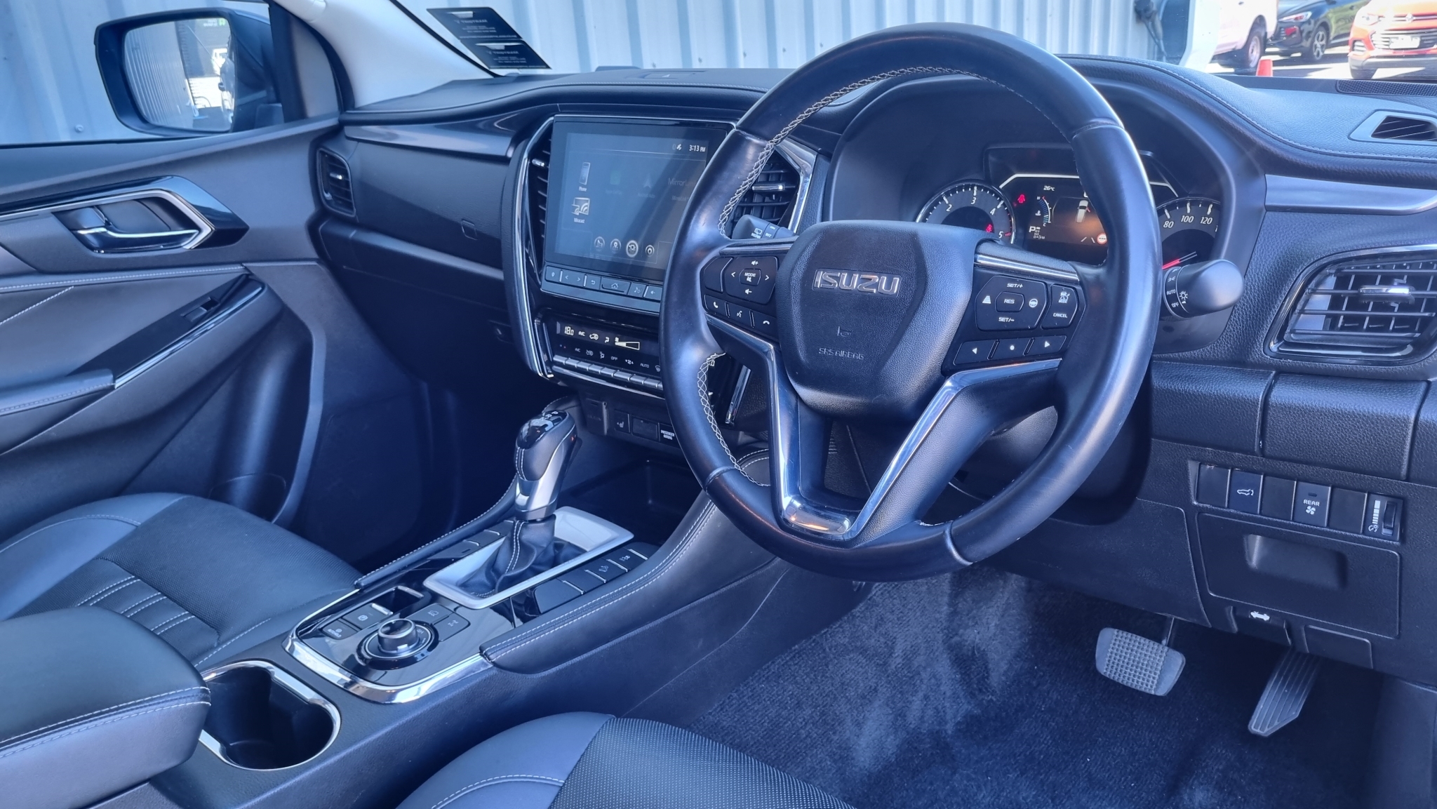 Isuzu MU-X 2022 - 11