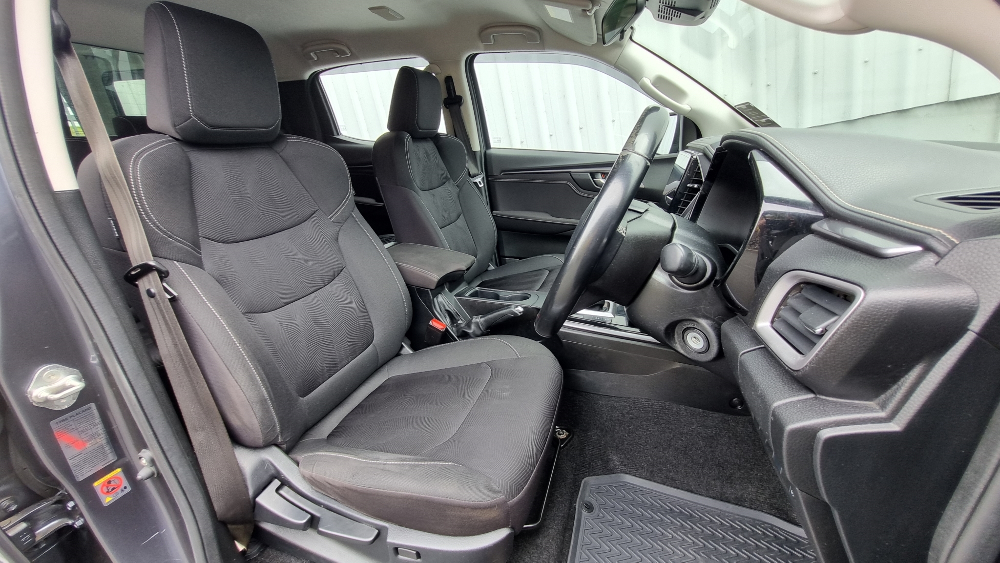 Isuzu D-Max 2021 - 11