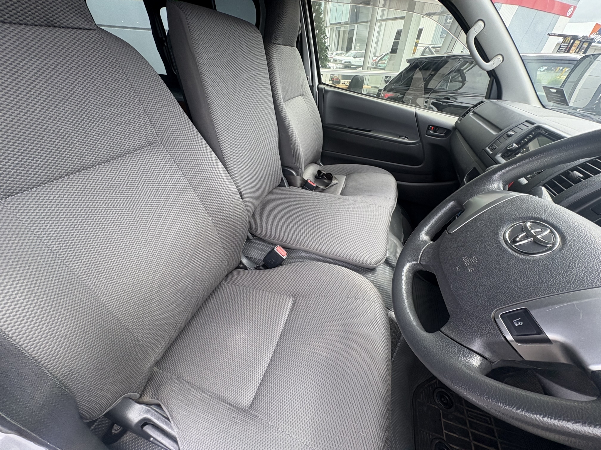 Toyota Hiace 2018 - 11