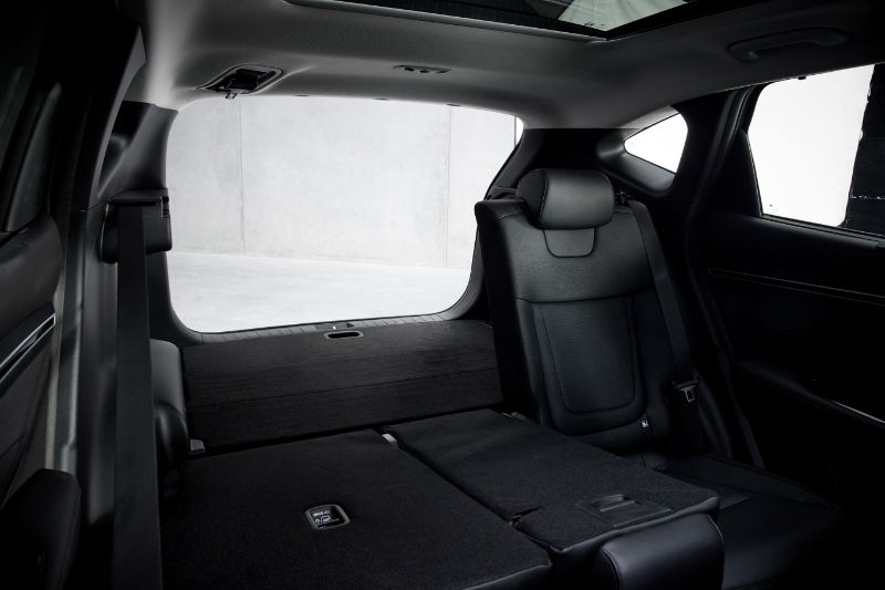 Hands-free rear folding seats